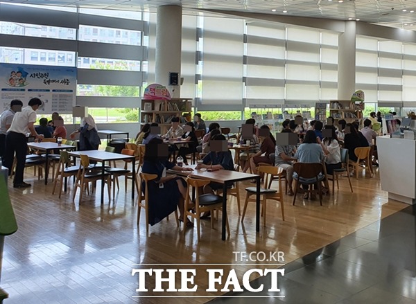 거리두기 단계 완화 첫날인 1일 세종시청 직원들이 청사 로비에서 점심시간을 이용해 커피와 차를 마시고 있다. / 세종=이훈학 기자