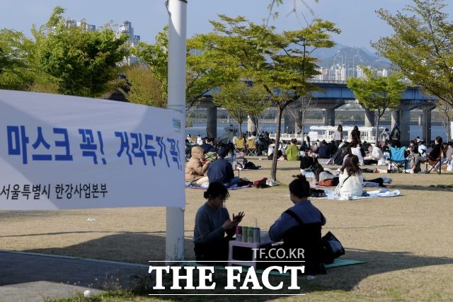 서울시는 맞춤형 치안 서비스로 한강공원 안전관리와 아동학대 대응방안을 1호 공약으로 내걸었다. 사진은 한강공원 내 취식하는 시민들의 모습. /이선화 기자