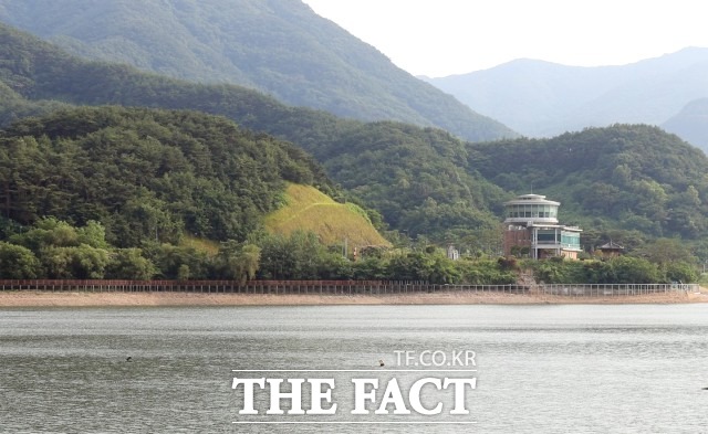 정읍시는 10월까지 야간 볼거리 제공을 위한 야간조명과 쉼터, 포토존 등의 부대시설을 설치해 고품격 힐링과 친환경적 휴식 공간을 조성할 예정이며 남녀노소 누구나 편안하게 걸을 수 있는 정읍의 대표적인 둘레길이 될 것으로 기대된다. / 정읍시 제공