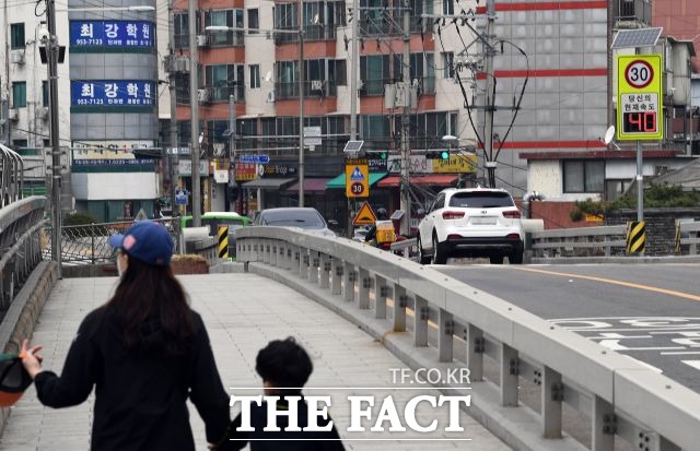 자치경찰제가 시행됨에 따라 주민들의 의견을 반영한 다양한 정책이 실현될 가능성이 높아졌다. 사진은 어린이보호구역을 지나는 시민의 모습. /이동률 기자