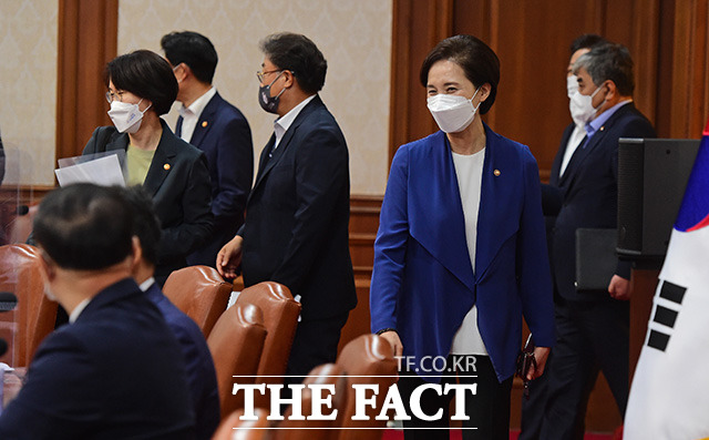 유은혜 사회부총리 겸 교육부 장관이 임시 국무회의에 참석하고 있다.