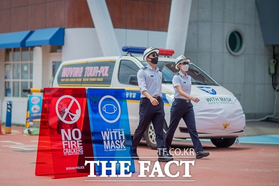 부산경찰청은 외국인들의 방문이 많을 것으로 보이는 해운대구 해운대해수욕장과 구남로 일대에 오는 5일까지 경찰 경광등을 연상시키는 방역 안내판을 설치한다고 1일 밝혔다. / 부산경찰청 제공