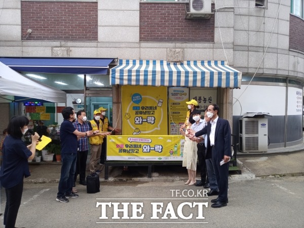 안산시 와동 행복마을관리소가 주민 간 식재,반찬,생필품 등의 공유 환경을 조성하기 위해 공유냉장고를 설치했다./안산시 제공