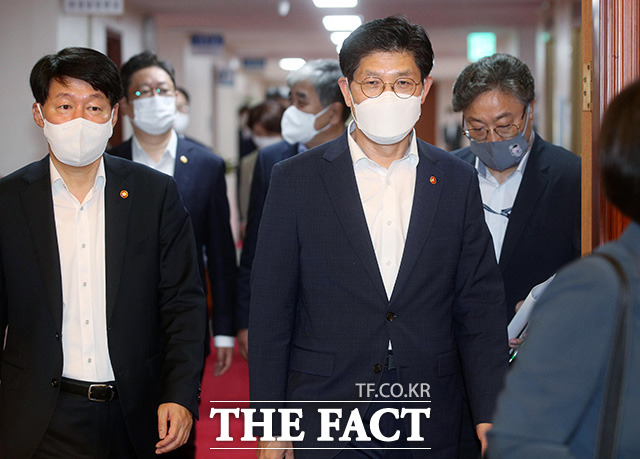 노형욱 국토부 장관(오른쪽)과 안경덕 고용노동부 장관이 임시 국무회의에 참석하고 있다.