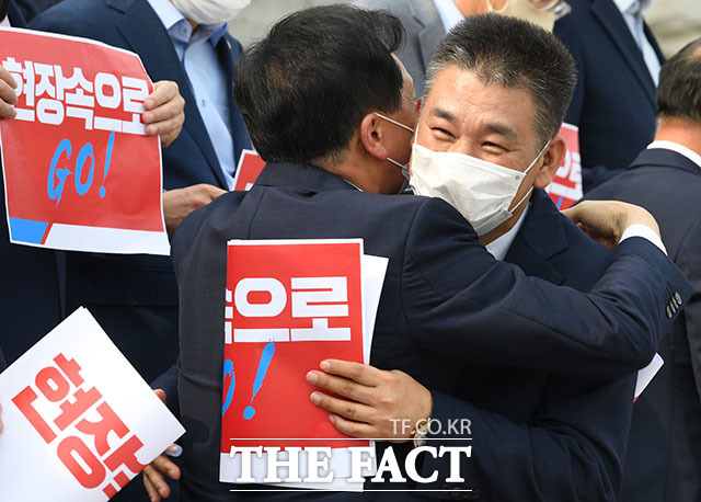 국민의힘 김기현 원내대표(가운데)와 최승재 의원(오른쪽)이 1일 오후 서울 여의도 국회 앞에서 현장소통결의대회를 마친 후 포옹을 하고 있다. /국회=남윤호 기자