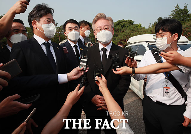 대선출마를 공식 선언한 이재명 경기도지사가 1일 오전 서울 동작구 국립서울현충원에서 학도의용군 무명용사탑을 참배한 후 취재진의 질문에 답하고 있다. /국회사진취재단