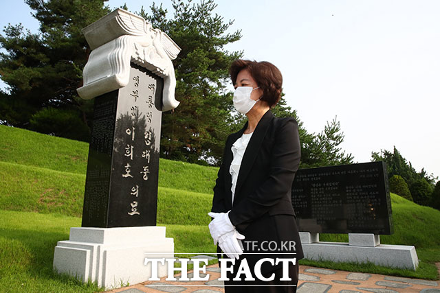 대선 출마를 선언한 추미애 전 법무부 장관이 1일 오전 서울 동작구 국립현충원을 찾아 고 김대중 대통령 묘역을 참배하고 있다. /국회사진취재단