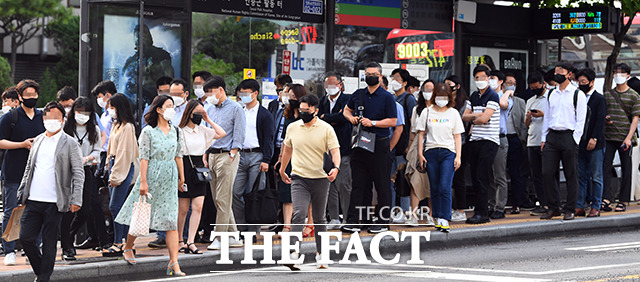 수도권 지역의 거리두기가 연장된 1일 오전 서울 중구 명동역 일대에서 시민들이 마스크를 쓰고 출근하고 있다. /이동률 기자
