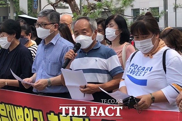 충북시민사회단체회의 안건수 상임대표가 충북도와 충북대병원에 이주노동자 의료지원 대책을 촉구하고 있다. / 청주=전유진 기자