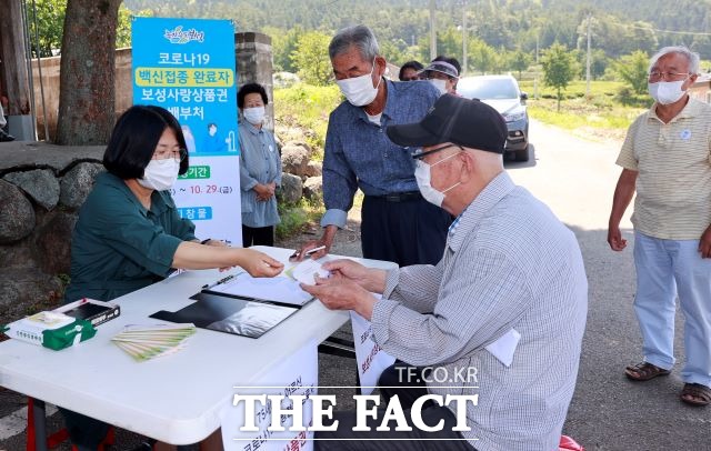 보성군이 전국 최초로 코로나19 백신 접종 완료 군민에게 1일부터 1인당 2만 원의 인센티브로 지역상품권을 지급하는 등 백신접종률 제고와 지역경제 활성화의 두마리 토끼 잡기에 총력을 기울이고 있다. /보성군 제공