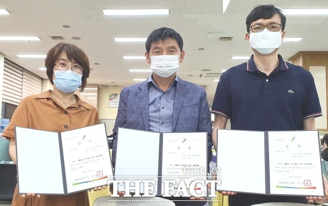 유진섭 시장 “토지정보업무 분야의 발전을 위해 직원들이 적극적이고 창의적인 자세로 일해 준” 성과라며 “이번 과제가 국토교통부에서 주관하는 전국세미나에서도 좋은 결과를 거둘 수 있도록 철저히 준비 해 달라”고 말했다. / 정읍시 제공