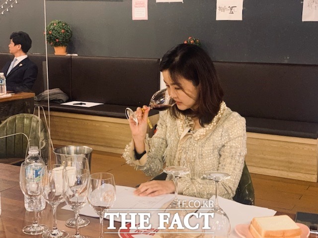 영동 와인터널에서 진행된 와인 품평회 모습. / 영동와인터널 홈페이지 캡처