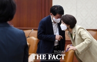  안경덕-한정애, '긴밀한 대화' [포토]