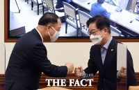  주먹 인사 나누는 홍남기-박범계 [포토]