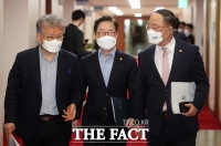  대화 나누며 입장하는 홍남기-박범계-권칠승 [포토]