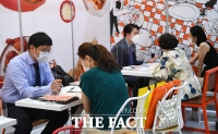  창업 상담 받는 관람객들 [포토]