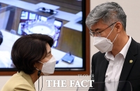  기상청장과 대화 나누는 한정애 환경부 장관 [포토]