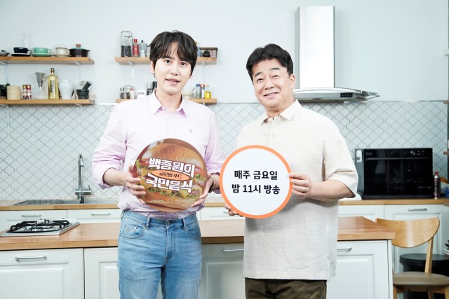 백종원(오른쪽)과 규현이 JTBC 새 요리 교양프로그램 백종원의 국민음식으로 뭉쳤다. /JTBC 제공
