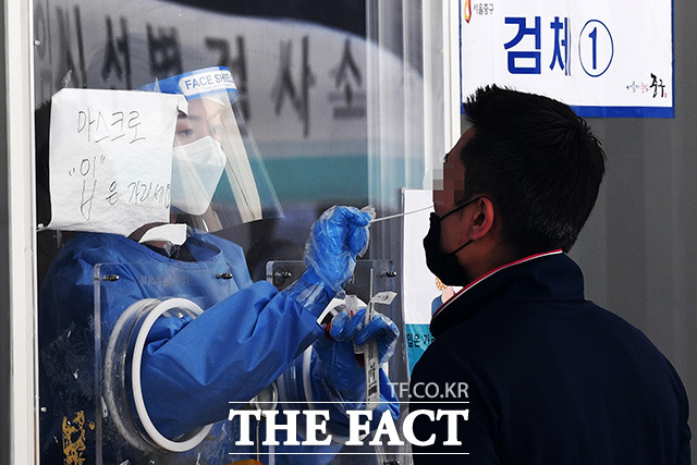 코로나19 신규 확진자 수가 6개월 만에 800명대로 올라선 2일 오후 서울 용산구 서울역 광장에 마련된 코로나19 임시선별검사소에서 한 시민이 검사를 받고 있다. /남용희 기자