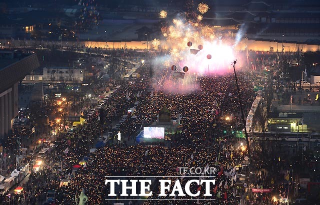 옥외집회를 개최하려면 경찰에 사전신고하도록 하는 집시법 조항은 헌법에 어긋나지 않는다고 헌법재판소가 결정했다./더팩트 DB