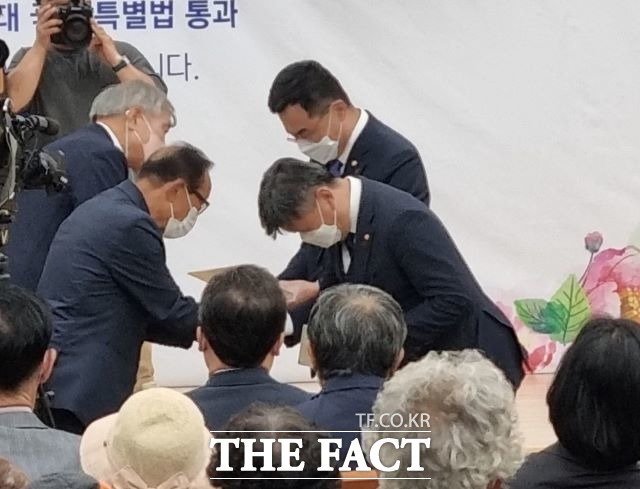 순천시가 주최한 여순사건특별법 국회통과를 축하는 행사에서 이규종 여순사건유족연합회장(왼쪽 첫번째)과 권종국 순천유족회 대표가 특별법 통과에 지대한 공을 세운 소병철, 서동용 의원에게 감사패를 전달하고 있다. /유홍철 기자