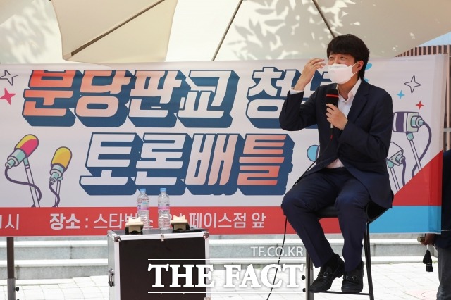 국민의힘 이준석 대표는 윤석열 전 검찰총장의 장모 실형 선고에 대해 윤 전 총장의 입당 자격 요건은 변함이 없다고 판단한다고 말했다. 2일 분당판교 청년 토론배틀에 참석한 이 대표. /국회사진취재단