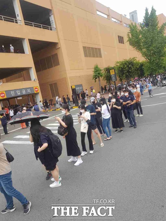 지난 6월 29일 대구 이마트 코로나19 확진자 관련해서 며칠간 1만6000여명에 달하는 전수검사에서 확진자가 1명도 나오지 않았다. 전수검사를 위해 대기하는 시민들의 줄. / 대구=박성원기자