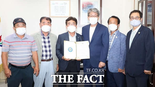 강연천 이장은 “지역발전의 원동력은 인재 양성에서 비롯된다”며 “우리 지역 아이들이 학업에 전념할 수 있도록 인재 양성에 동참하고자 회원들이 정성을 모았다”고 밝혔다. / 정읍시 제공