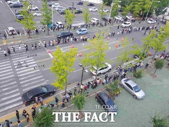 지난 6월 29일 대구 이마트 코로나19 확진자 관련해서 며칠간 1만6000여명에 달하는 전수검사에서 확진자가 1명도 나오지 않았다. 사진은 전수검사를 위해 대기하는 시민들의 줄이다. / 대구=박성원기자