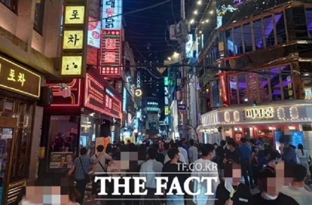 2일 부산지역 감성주점을 중심으로 코로나19 신규 확진자가 무더기로 발생했다. 사진은 지난달 25일 부산진구 서면 일대. /더팩트 DB