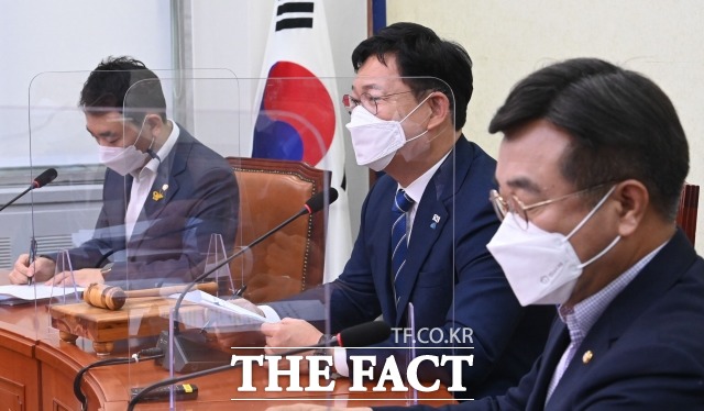 더불어민주당이 윤석열 전 검찰총장의 장모 징역 3년 형 선고에 대해 윤 전 총장의 책임 있는 입장표명을 요구했다. 2일 오전 국회에서 열린 최고위원회의에서 모두발언하는 송영길 대표(가운데). /국회=남윤호 기자