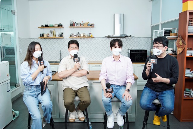 박선영 아나운서, 백종원, 규현, 송원섭 CP(왼쪽부터 차례대로)가 JTBC 새 예능프로그램 백종원의 국민음식 제작발표회에서 다양한 이야기를 나눴다. /JTBC 제공
