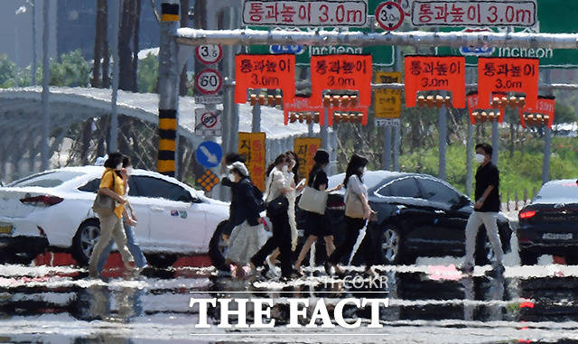 전국적으로 무더운 날씨를 보인 2일 오후 서울 영등포구 여의도환승센터 인근의 도로에서 아지랑이가 피어오르고 있다. /이동률 기자