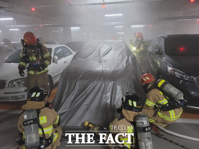 지난 1일 세종시 소담동 아파트 지하주차장에서 발생한 전기차 화재를 소방대원들이 진화에 나서고 있다./세종소방본부 제공