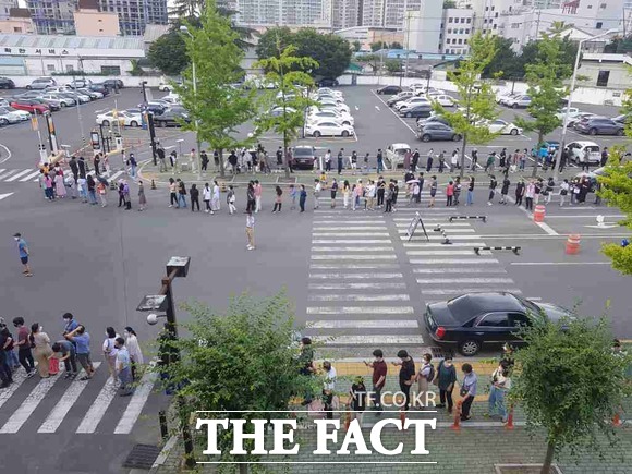 지난 6월 29일 대구 이마트 코로나19 확진자 관련해서 며칠간 1만6000여명에 달하는 전수검사에서 확진자가 1명도 나오지 않았다. 전수검사를 위해 대기하는 시민들의 줄. / 대구=박성원기자