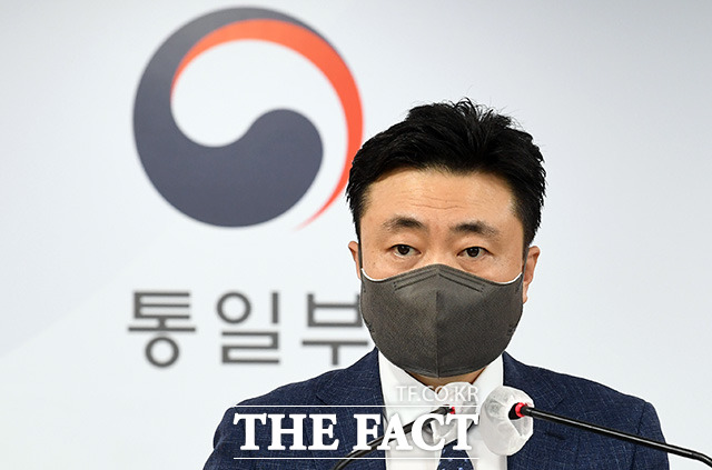 차덕철 통일부 부대변인이 2일 오전 서울 종로구 세종대로 정부서울청사 합동브리핑실에서 정례브리핑을 갖고 있다./임영무 기자