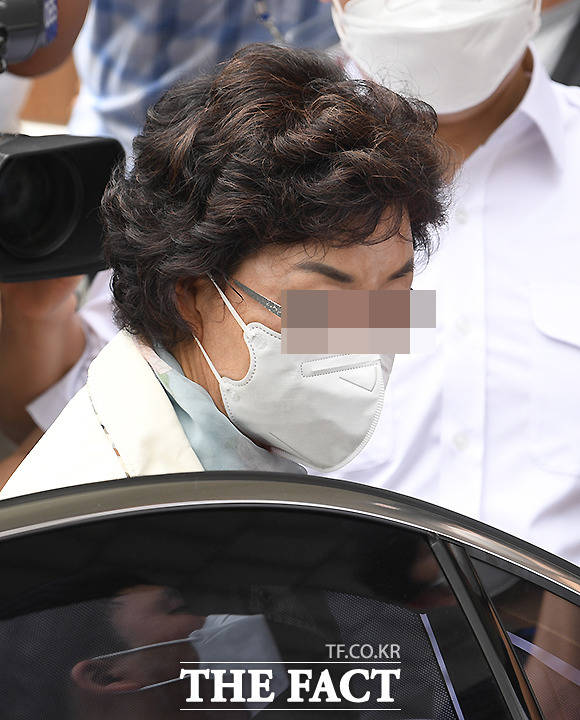 불법 요양병원을 운영하면서 수십억 원대 요양급여를 부정수급 한 혐의로 기소된 윤석열 전 검찰총장의 장모 최모(74)씨가 2일 오전 경기도 의정부지법에서 열린 1심 선고공판에 출석하고 있다. /의정부=이새롬 기자