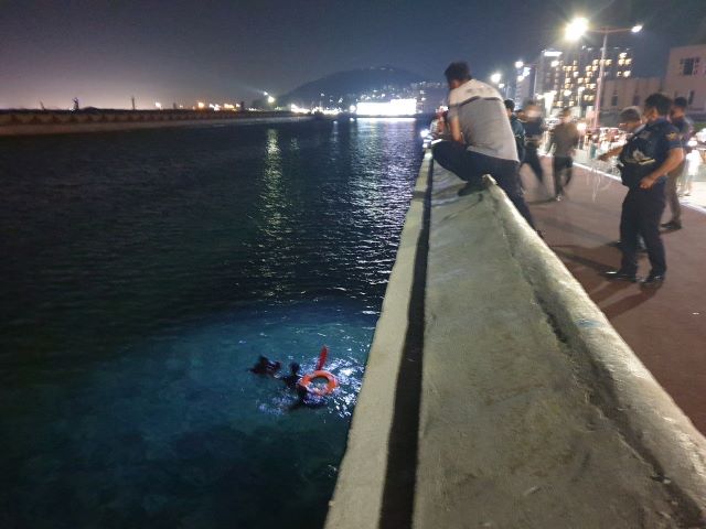 제주해양경찰서(서장 조윤만)는 제주시 탑동광장 앞 해상에 빠진 익수자 A씨를 긴급구조 했다. / 제주해양경찰서 제공