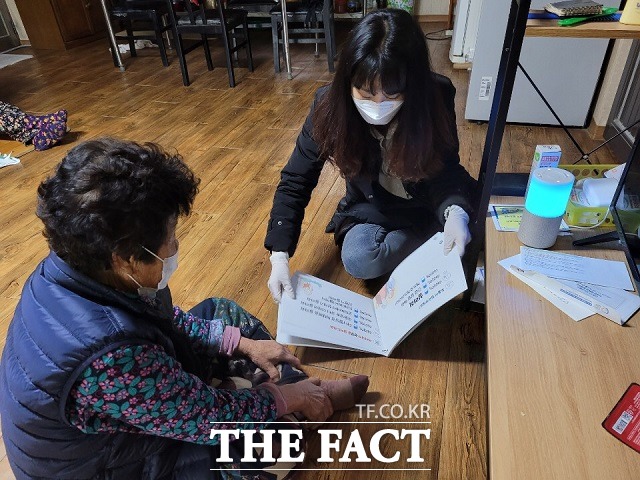 영동군보건소 관계자가 관내 어르신에게 아리아 사용 방법을 설명하고 있다. / 영동군 제공