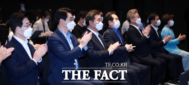 1일 오전 서울 여의도 글래드호텔에서 열린 더불어민주당 대선 경선 후보 공명 선거 실천 서약식에서 추미애(오른쪽부터 기호순), 이광재, 이재명, 정세균, 이낙연, 박용진, 양승조 후보가 손뼉을 치고 있다. /남윤호 기자