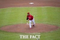  '제구 흔들' 류현진 5실점 5패...더 뼈아픈 日 기쿠치 1실점 6승