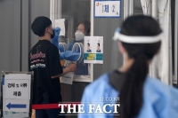  코로나19 검사받는 시민 [포토]