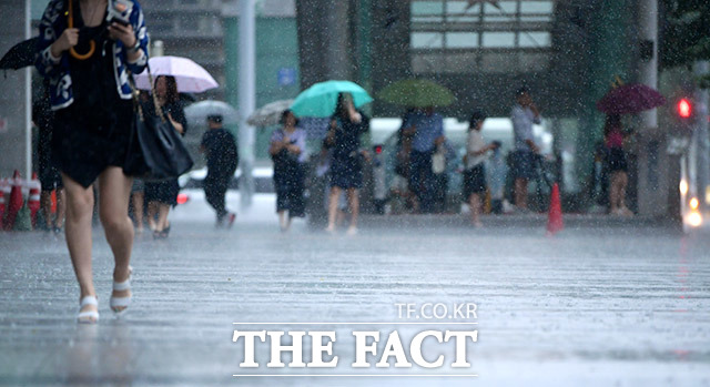 일요일인 4일은 장맛비가 낮까지 내리다가 제주를 제외한 전국 대부분 지역에서 그치겠다. 장마전선이 잠시 남쪽으로 물러나겠지만, 월요일 다시 장마전선이 북상해 다음 주에는 전국 곳곳에 장맛비를 뿌릴 전망이다. /이덕인 기자