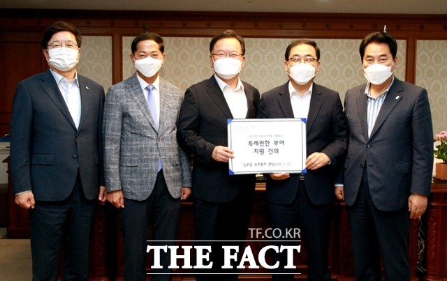 고양시 등 4개 특례시장들이 정부청사에서 김부겸 총리를 만나 실질적 권한이양을 요청했다.(사진 왼쪽부터 염태영 수원시장, 이재준 고양시장, 김부겸 총리, 허성무 창원시장, 백군기 용인시장)/고양시 제공