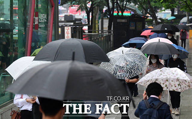 정부가 4일 오전까지 전국에 많은 비가 내릴 것으로 예상되면서 3일 오후 3시를 기점으로 호우 대처 중대본 1단계를 가동했다.