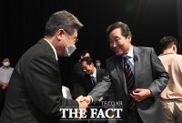  인사 나누는 이재명-이낙연 [포토]