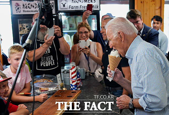 조 바이든 미국 대통령이 7월 3일(현지시간) 미국 미시간 주 트래버스 시티의 무머즈 홈메이드 아이스크림에서 아이스크림을 먹고 있다. /미시간=로이터