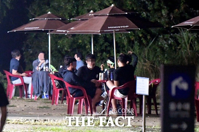 신종 코로나바이러스 감염증 확산세가 심각한 수도권에서는 예방접종자도 실내외에서 마스크를 써야 한다. 또 수도권의 공원이나 강변 등에서는 오후 10시 이후 음주가 금지된다. /이선화 기자