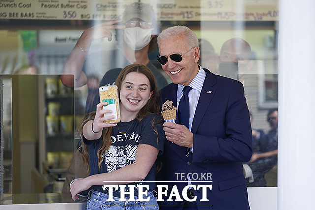 조 바이든 대통령이 5월 27일 (현지시간) 클리블랜드 허니 헛 아이스크림에서 직원과 사진을 찍기 위해 포즈를 취하고 있다. /클리블랜드=AP.뉴시스