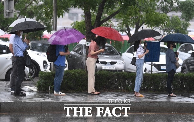 5일은 전국이 흐린 가운데 제주도와 남부지방에는 많은 비가 내리겠다. /더팩트 DB